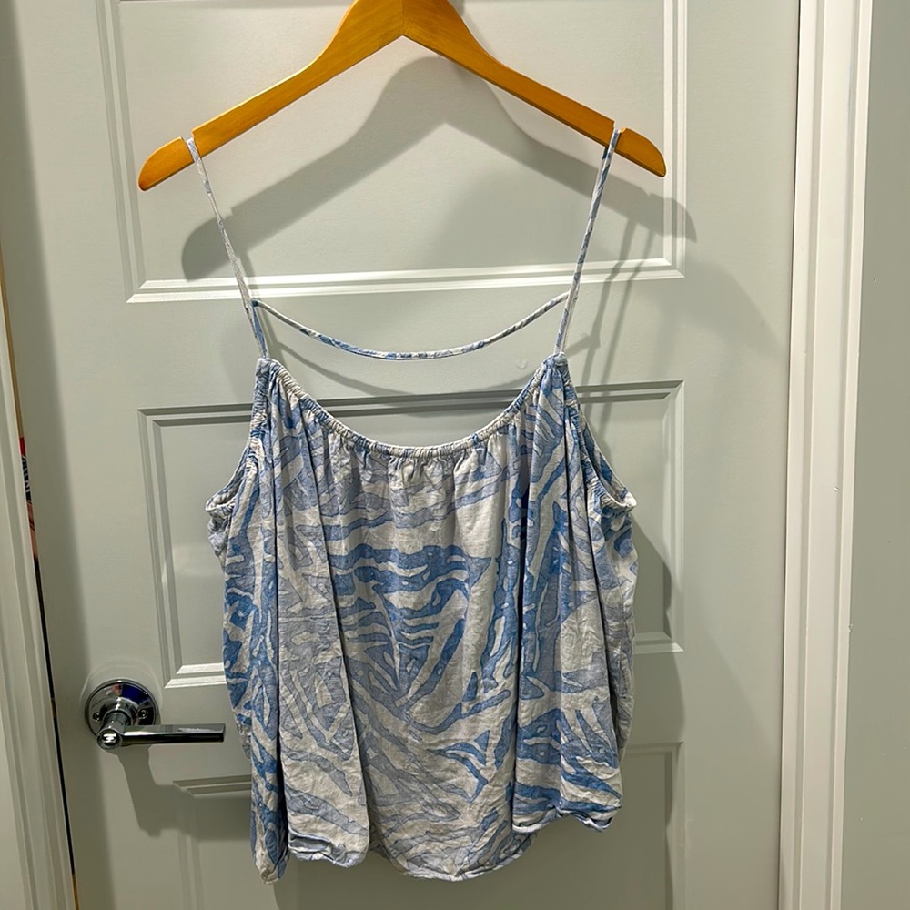 H&M flowy blue and white pattern top